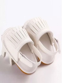 Білі босоніжки з бахромою для найменших